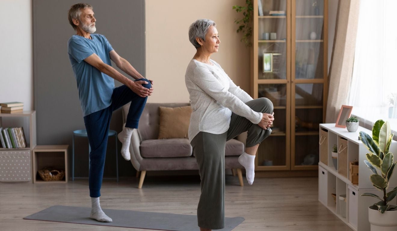 Especialistas explicam: ap&oacute;s os 60 anos, al&eacute;m de caminhar por 20 minutos, exerc&iacute;cios como agachamento na cadeira e flex&atilde;o na bancada ajudam a preservar m&uacute;sculos, equil&iacute;brio e independ&ecirc;ncia