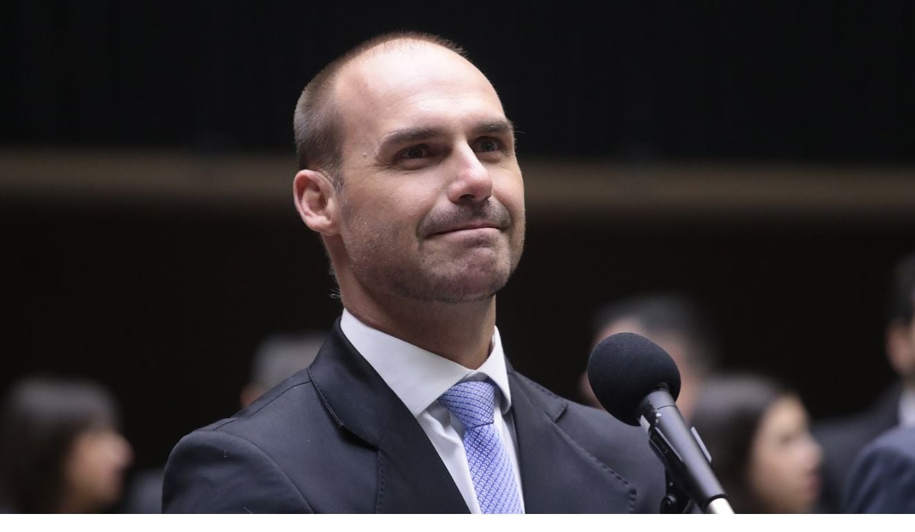 Eduardo Bolsonaro critica obrigatoriedade de vacinas no Brasil: &lsquo;respeito &agrave; liberdade&rsquo;