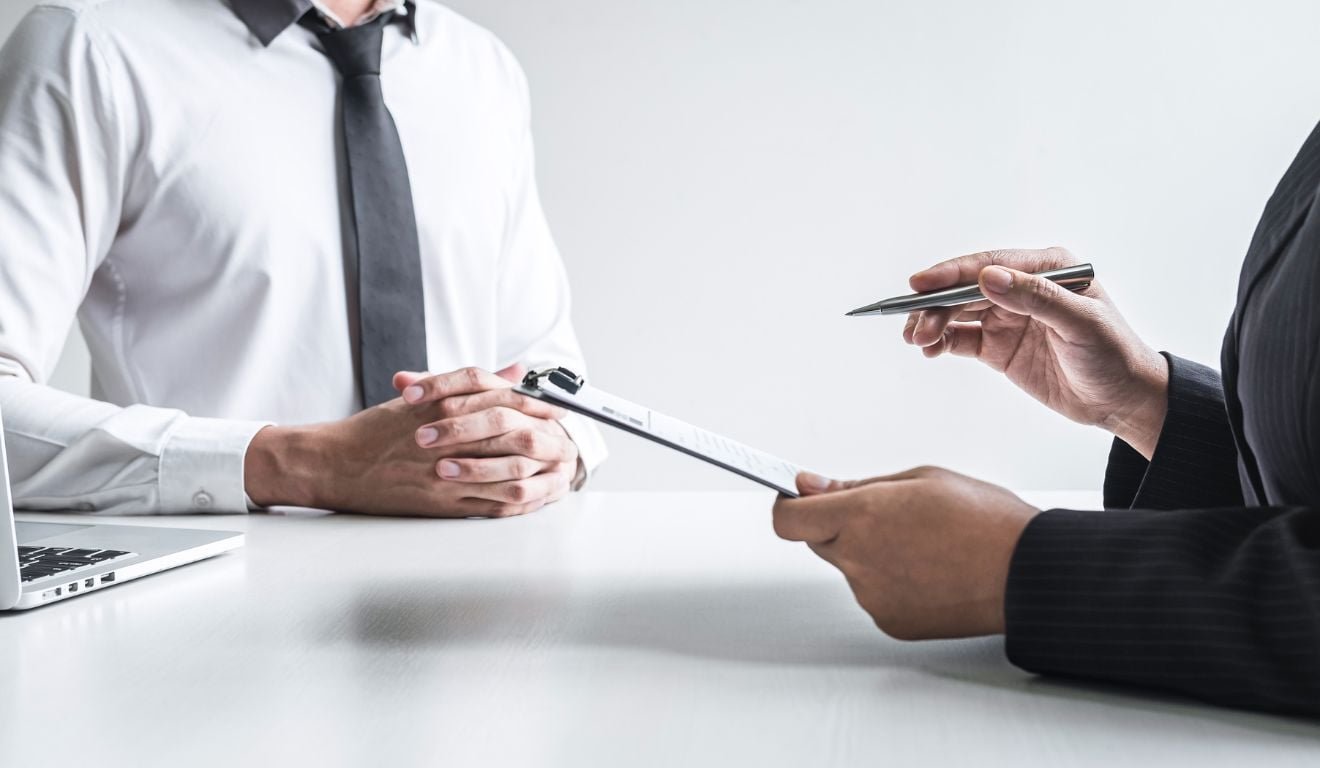 7 erros no curr&iacute;culo que podem fazer candidato perder uma vaga de emprego