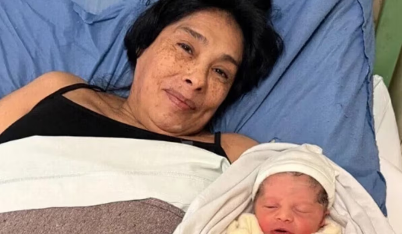 Mulher de 62 anos d&aacute; &agrave; luz pela primeira vez na vida, ap&oacute;s a menopausa, na Argentina