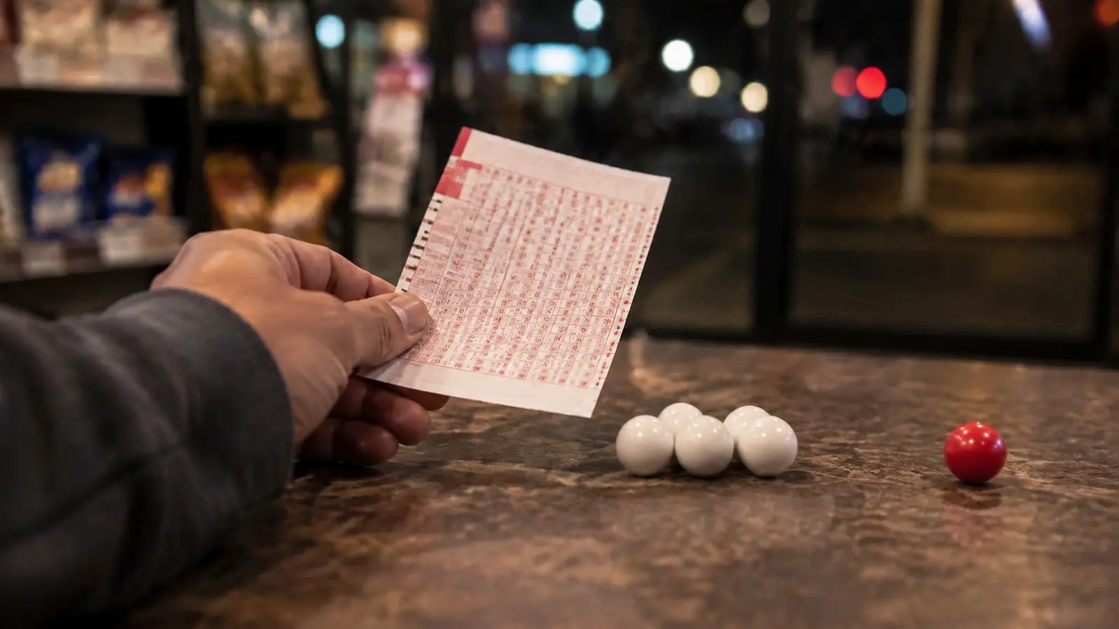 Apostador acerta 5 dos 6 n&uacute;meros de loteria nos EUA, deixa de ganhar US$ 1,04 bilh&atilde;o por uma &uacute;nica bola e ainda leva US$ 820 mil