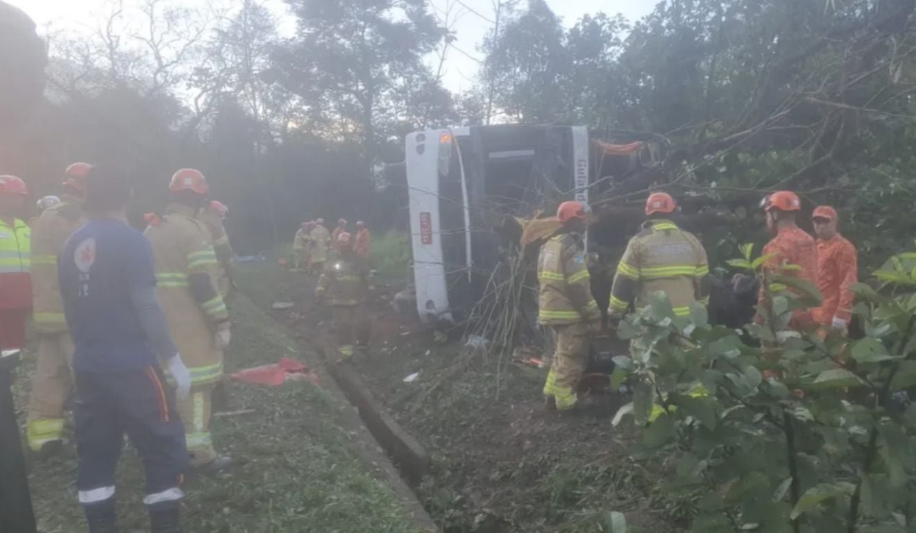 Acidente com &ocirc;nibus na Serra de Petr&oacute;polis, no Rio, deixa ao menos 10 mortos