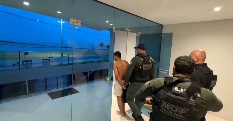 Suspeito de homic&iacute;dio &eacute; preso em condom&iacute;nio de luxo na Praia da Costa