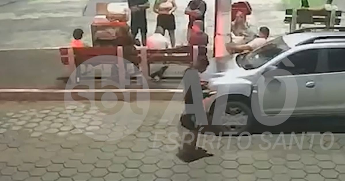 Homem encontra bolo de dinheiro no ch&atilde;o e procura dono no ES