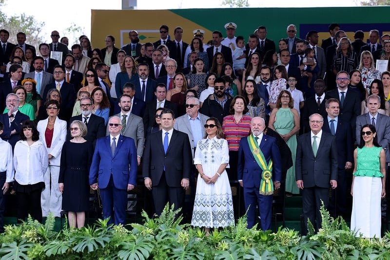 Em meio a crise entre poderes, Fachin e Alcolumbre acompanham Lula no Desfile de 7 de Setembro