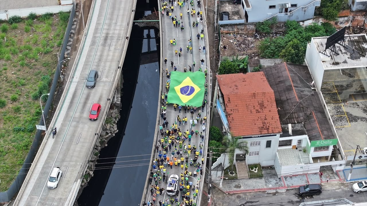 Manifestantes cruzam a Terceira Ponte em ato por impeachment de Moraes