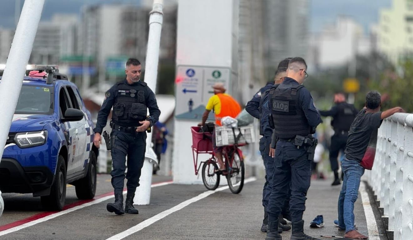 Homem &eacute; detido suspeito de agredir mulher e tentar fugir de peruca em Vit&oacute;ria
