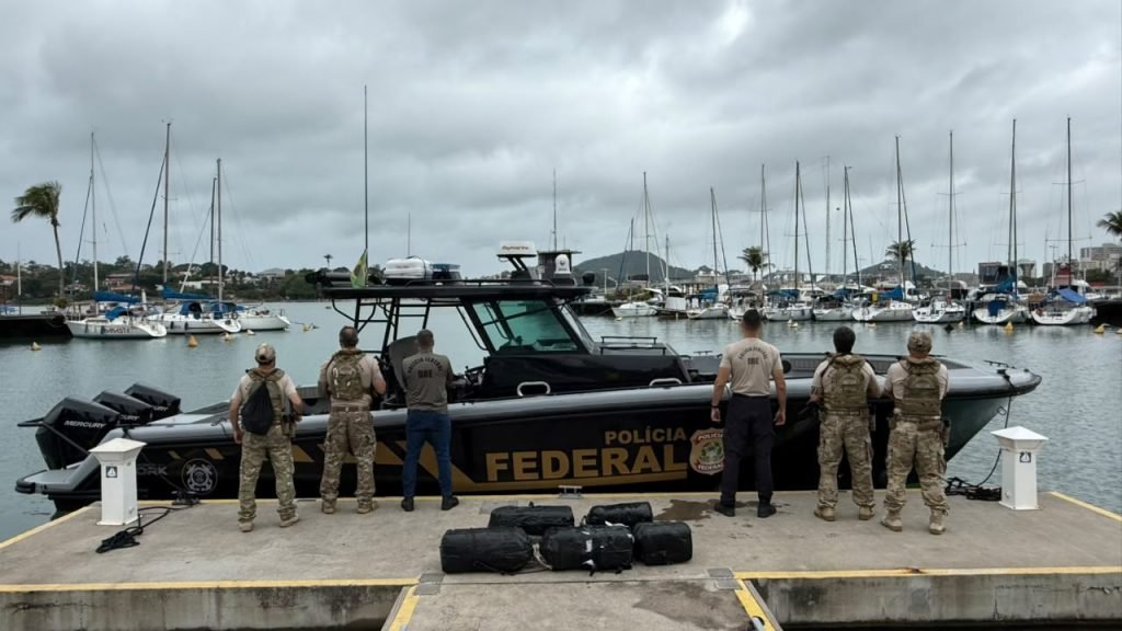 PF apreende 140 kg de coca&iacute;na escondidos em casco de navio no ES