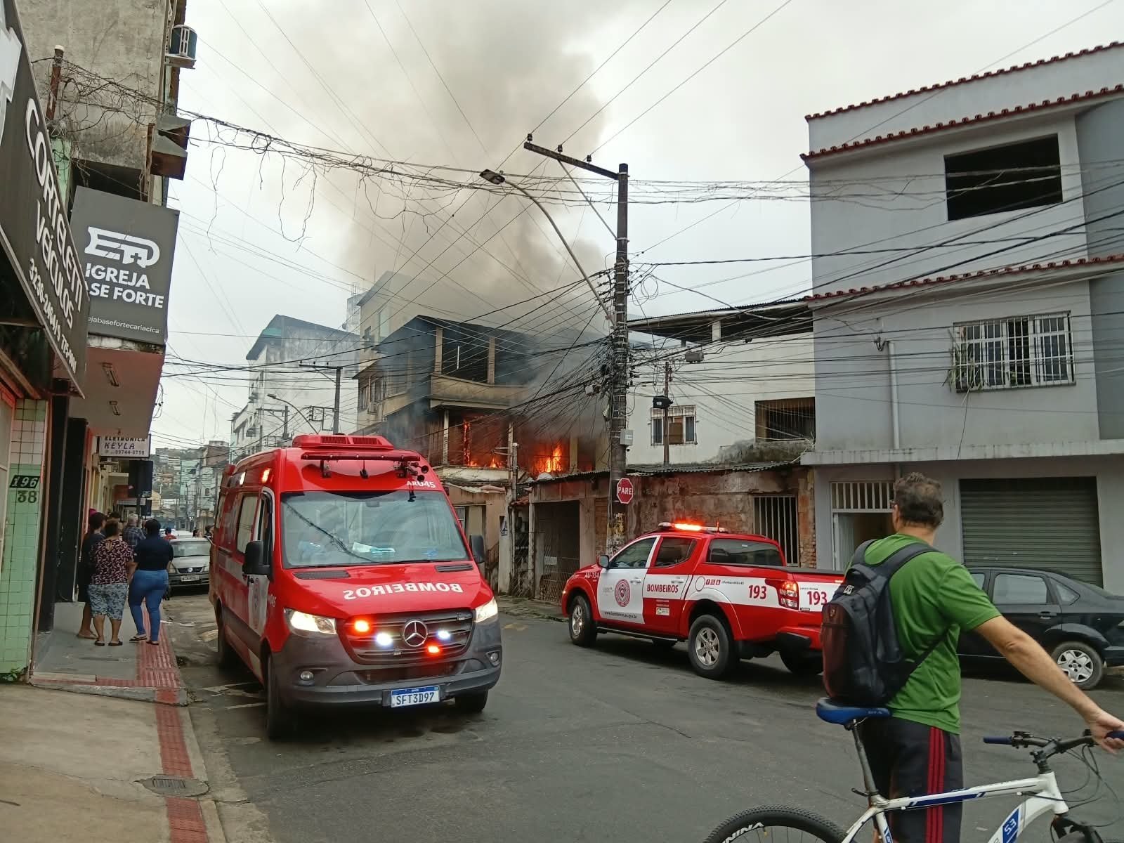 Inc&ecirc;ndio destr&oacute;i casa em Cariacica; veja v&iacute;deo