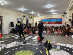 CMEI Jos&eacute; Luiz Ara&uacute;jo recebe a&ccedil;&atilde;o pr&aacute;tica de educa&ccedil;&atilde;o para o tr&acirc;nsito com minicidade interactiva