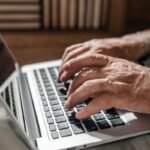Procon orienta idosos de Cariacica sobre como evitar golpes na internet