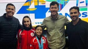 Ginasta de Vila Velha conquista tr&ecirc;s ouros em competi&ccedil;&atilde;o nacional e &eacute; recebida pelo prefeito Arnaldinho Borgo