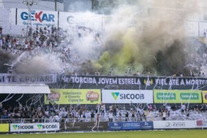 Estrela comemora o t&iacute;tulo do Capixab&atilde;o S&eacute;rie B, diante de mais de 4.300 pessoas no Sumar&eacute;