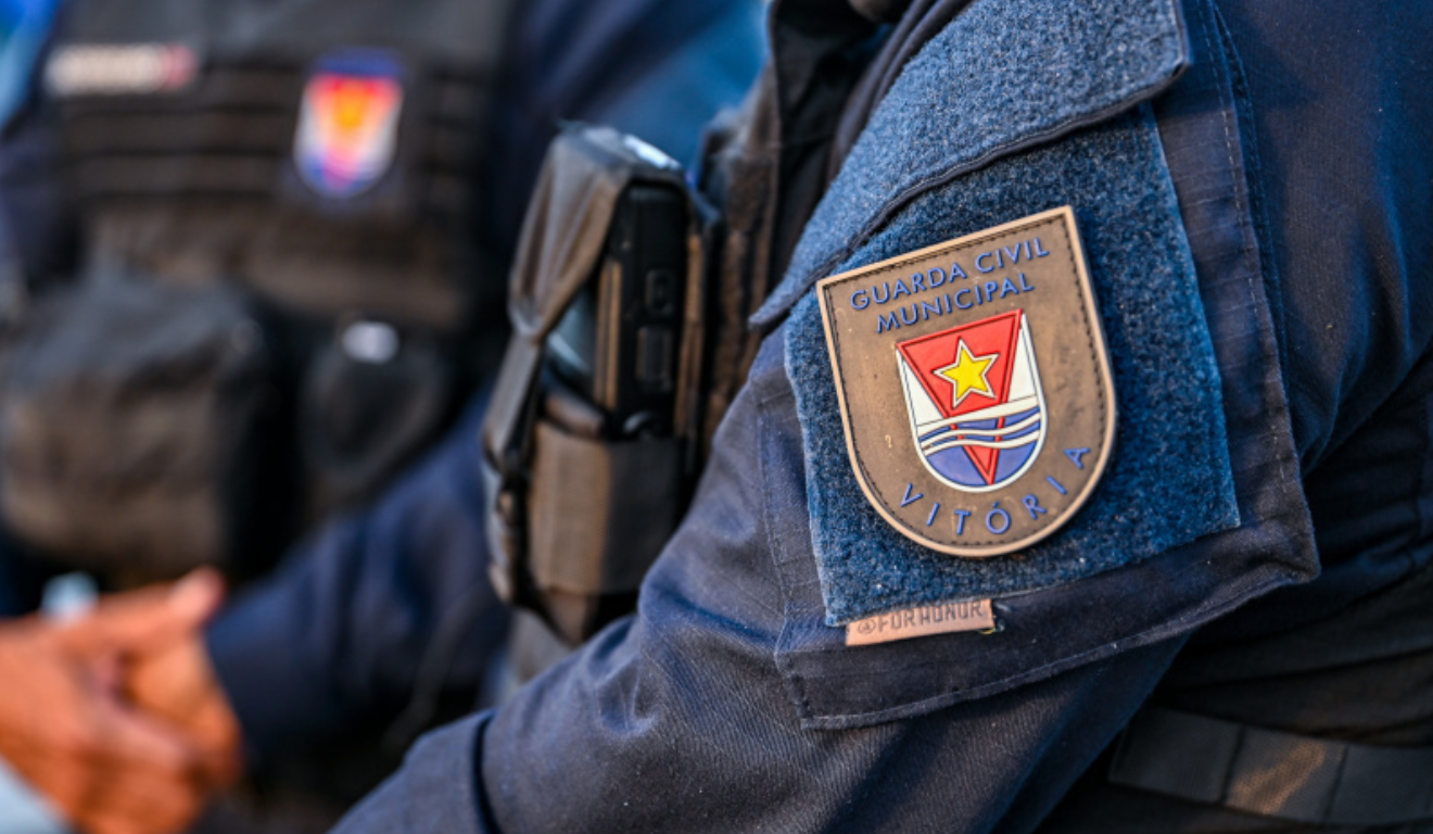 Arma furtada de agente em Vit&oacute;ria aparece &agrave; venda por R$ 13,5 mil nas redes sociais