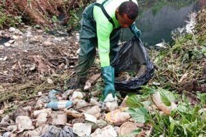 Prefeitura de Cariacica refor&ccedil;a limpeza de canais e manuten&ccedil;&atilde;o do sistema de drenagem nos bairros
