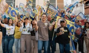 Em caminhada motorizada, Pazolini visita bairros de Vila Velha e ouve a popula&ccedil;&atilde;o