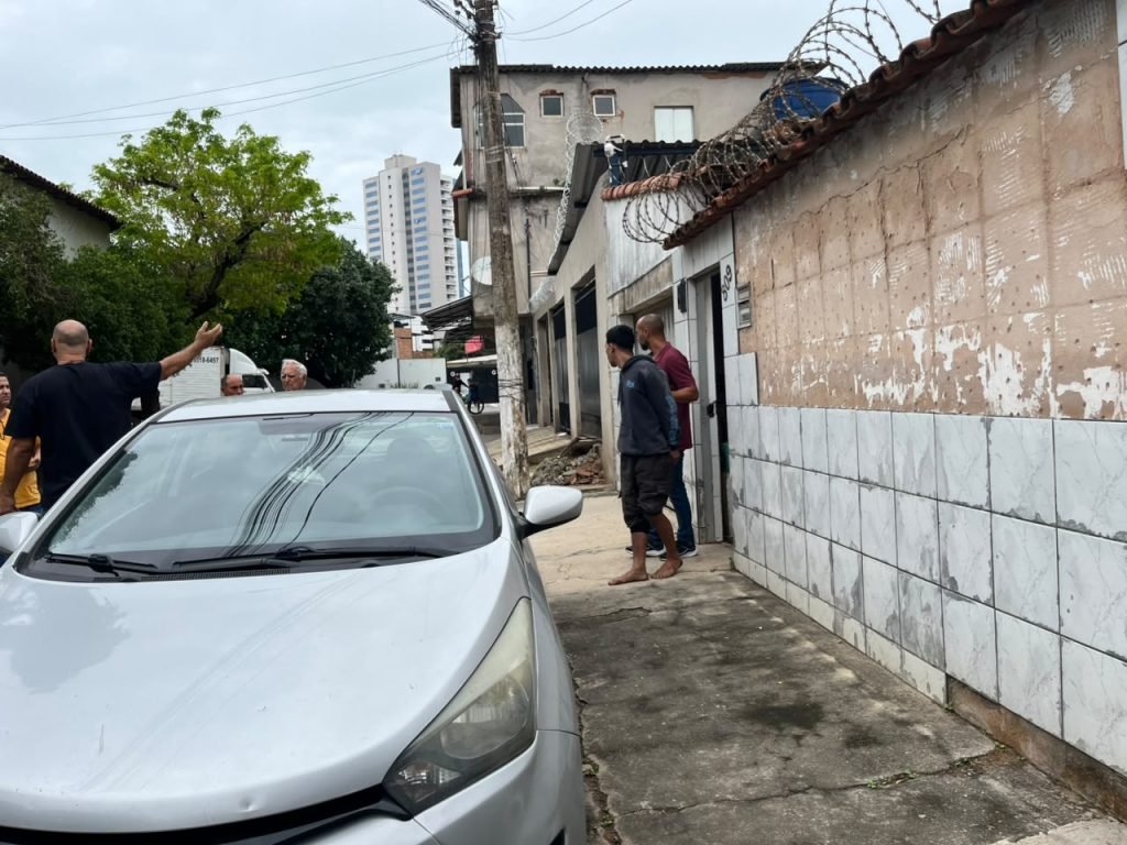 Homem foge da pol&iacute;cia, quebra telhado e chora para n&atilde;o ser preso em Vila Velha