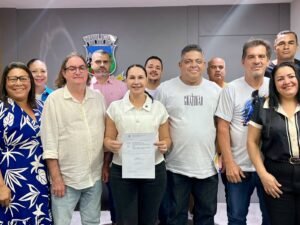 Prefeita em exerc&iacute;cio assina ordem de servi&ccedil;o para obras de drenagem e pavimenta&ccedil;&atilde;o no bairro Vista Dourada