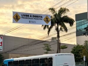 Mudan&ccedil;a semaf&oacute;rica na Avenida M&aacute;rio Gurgel libera convers&atilde;o cont&iacute;nua e facilita acesso &agrave; Rodovia Leste-Oeste