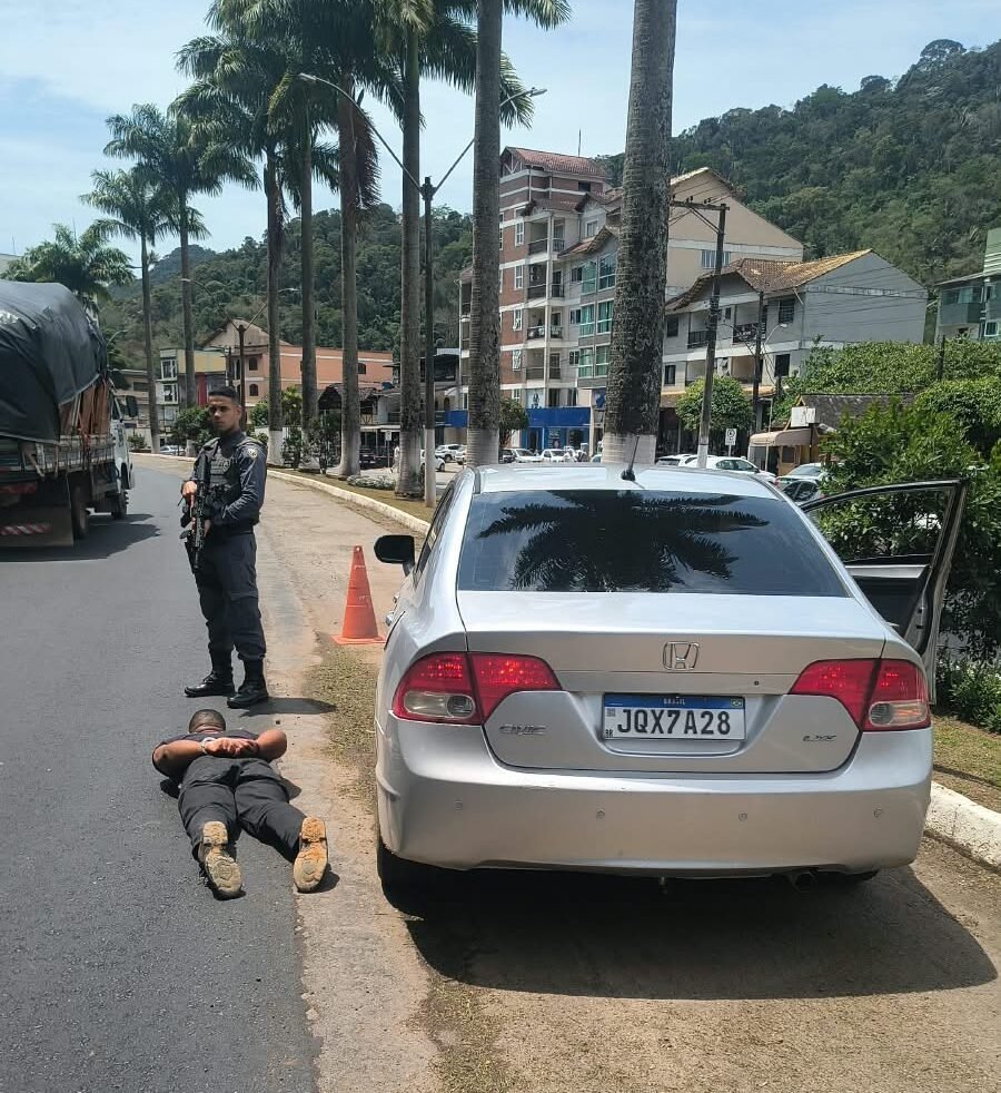 Mulher &eacute; esfaqueada pelo ex dentro de carro em Cachoeiro