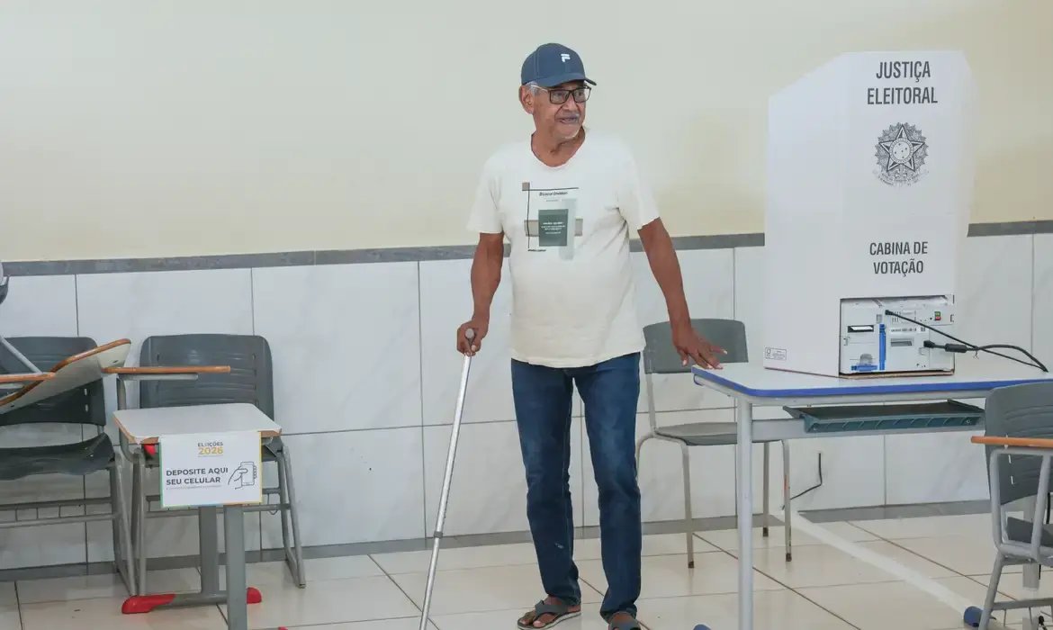 Idosos superam dificuldades para votar