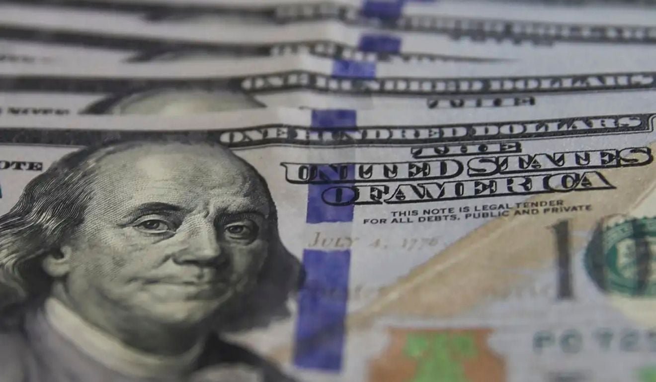 D&oacute;lar cai abaixo de R$ 5 e mercado reage ao resultado eleitoral