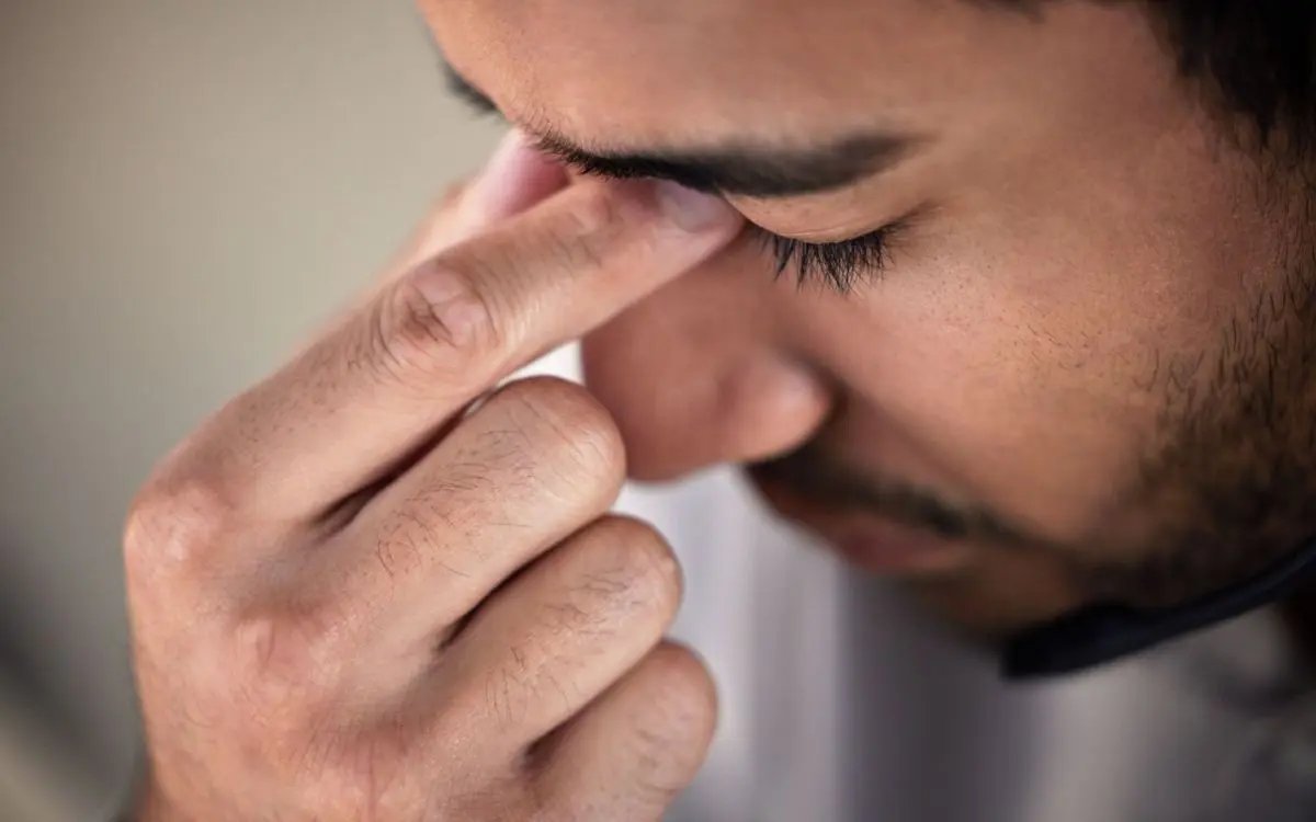 P&aacute;lpebra tremendo? Entenda quando o sintoma merece aten&ccedil;&atilde;o