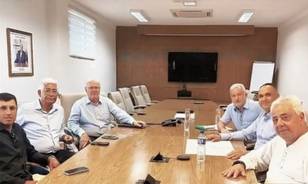Ibatiba fecha parceria para receber 5 mil toneladas de bauxita para estradas rurais