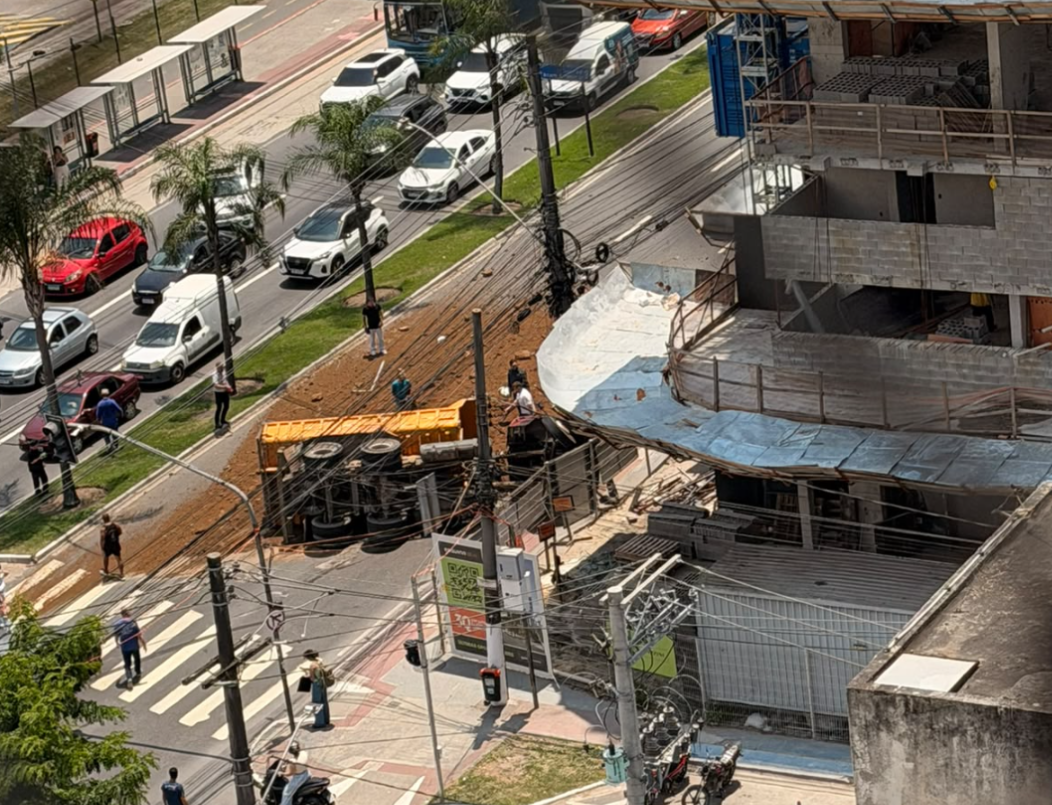 Caminh&atilde;o de areia tomba e trava tr&acirc;nsito em avenida de Vit&oacute;ria