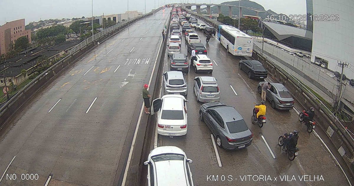 Carro pega fogo e interdita os dois sentidos da Terceira Ponte