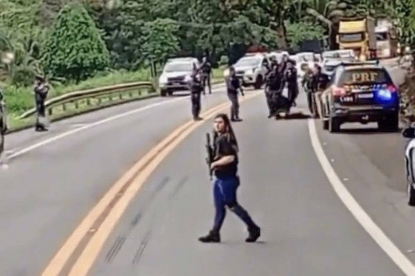 V&iacute;deo: Opera&ccedil;&atilde;o na BR-101 prende suspeito de ser l&iacute;der de fac&ccedil;&atilde;o criminosa em Mimoso do Sul