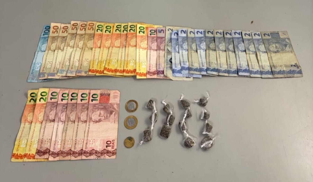 Dinheiro e drogas apreendidas (Divulga&ccedil;&atilde;o / Pol&iacute;cia Militar)