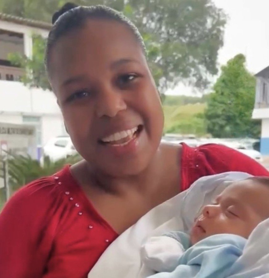 V&iacute;deos: PM salva rec&eacute;m-nascido engasgado e m&atilde;e faz visita de agradecimento em Cachoeiro
