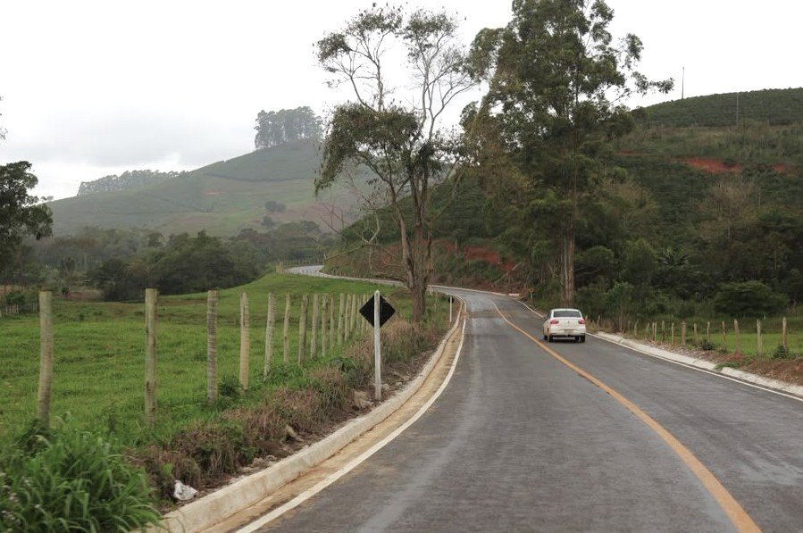 Inaugurada pavimenta&ccedil;&atilde;o de trecho de rodovia que liga BR-262 a munic&iacute;pios do Capara&oacute;