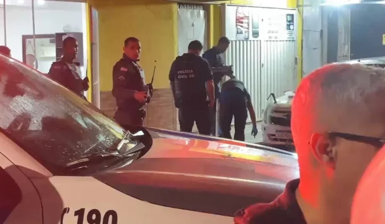 Jovem &eacute; morto a tiros e disparos atingem barbearia na Serra