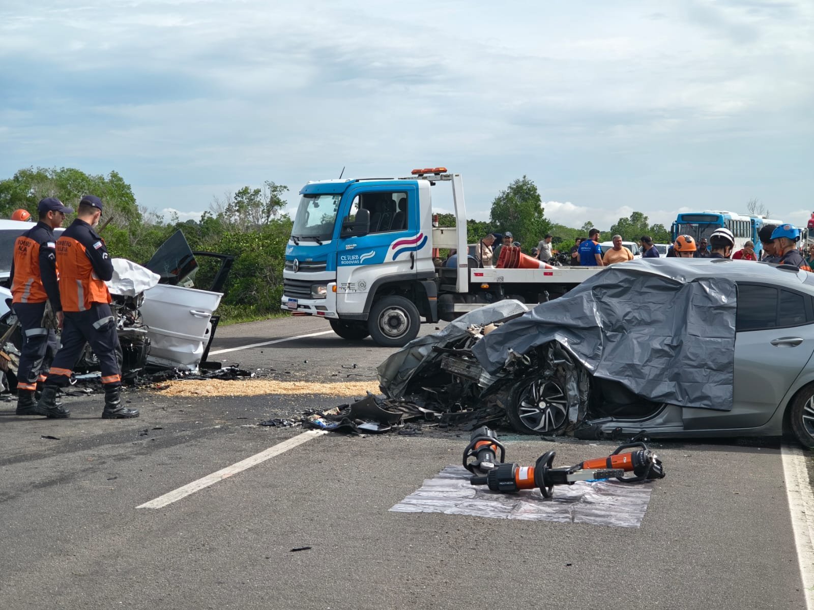M&atilde;e, filha de 7 anos e motorista morrem em acidente na Rodovia do Sol