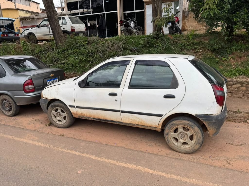 Fiat Palio branco recuperado pela Pol&iacute;cia Civil em Manhumirim, Minas Gerais, durante investiga&ccedil;&atilde;o de homic&iacute;dio ocorrido em I&uacute;na.