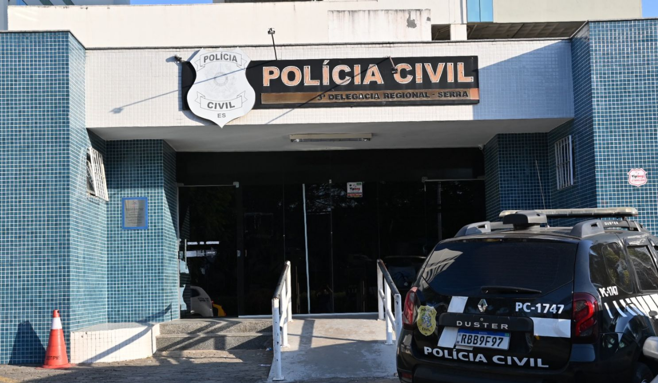 Jovem aponta arma para policiais, &eacute; baleado e m&atilde;e acaba detida na Serra