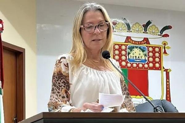 Vereadora de Anchieta denuncia obras realizadas por parentes do vice prefeito