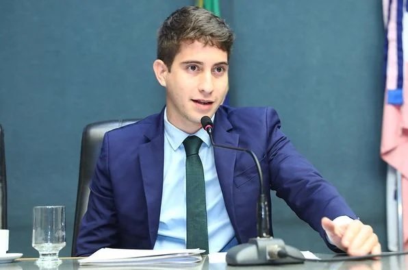 Deputado do ES parado em blitz diz ter tomado vinho para agradar embaixador