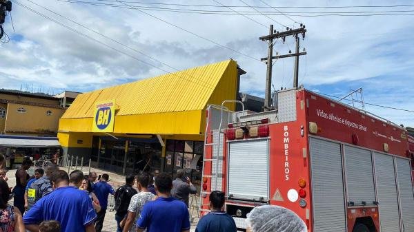 Teto de supermercado desaba no bairro Paul em  Vila Velha e provoca correria e pânico entre funcionários e clientes.