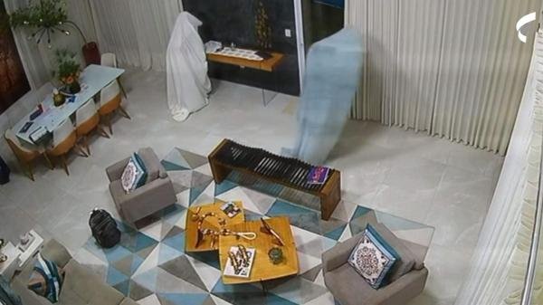 Ladrões usam lençóis para se esconder de câmera e roubar joias e televisões; veja vídeo