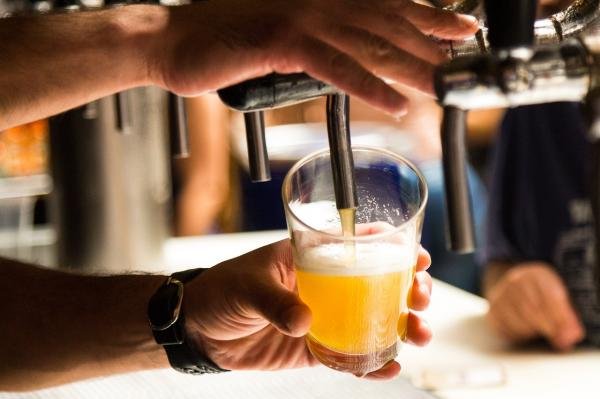 Redução na tributação de bebidas alcoólicas é comemorada pelo setor de bares e restaurantes 