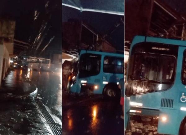 Ônibus bate em poste e motorista fica ferido em Vila Velha