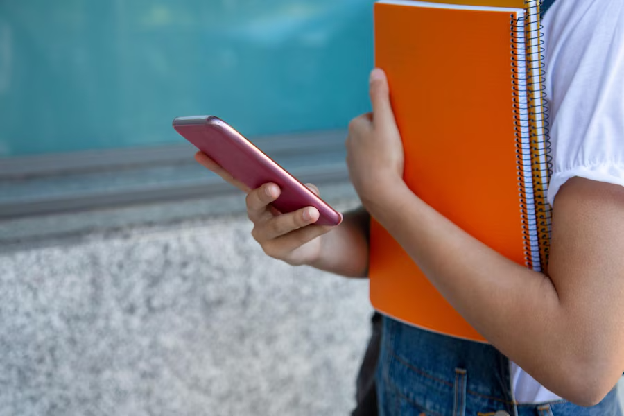 Celulares nas escolas: conheça as regras de uso na rede municipal de ensino