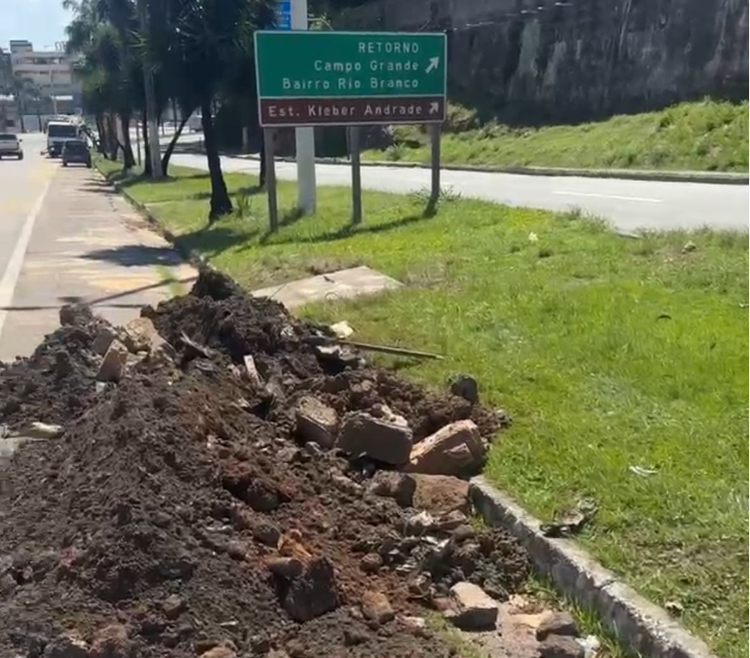 Secretaria de Serviços realiza limpeza preventiva na Avenida Mário Gurgel