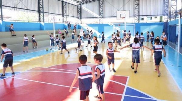 ​Prefeito inaugura quadra poliesportiva coberta em escola de Guaranhuns