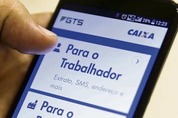 Governo avalia novo saque de FGTS para quem ganha mais de R$ 5 mil