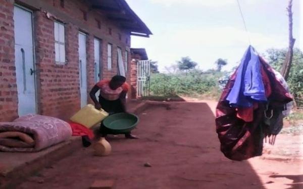 Jovem cristã é espancada por levar muçulmanos a Jesus, em Uganda