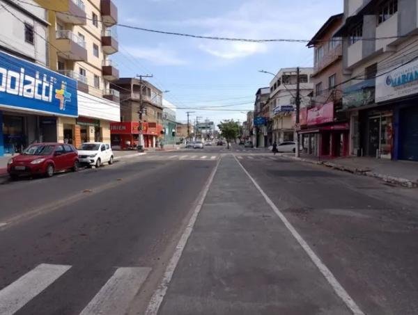 Após roubo em loja, suspeitos trocam tiros com polícia e um acaba morto